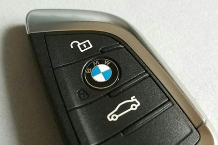 16年宝马525钥匙怎么换电池