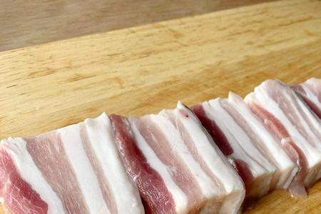 五花肉切好后焯水还是不切焯水