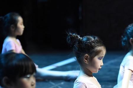 幼儿舞蹈一般是从哪边跳起