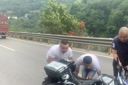 摩托车自己摔倒,过路车有责任吗
