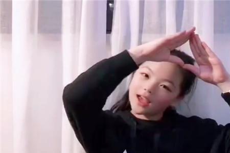 开车谢谢别人手势怎么搞