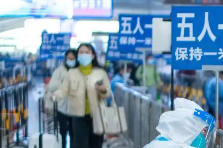 郑州市火车站西广场在做核酸吗