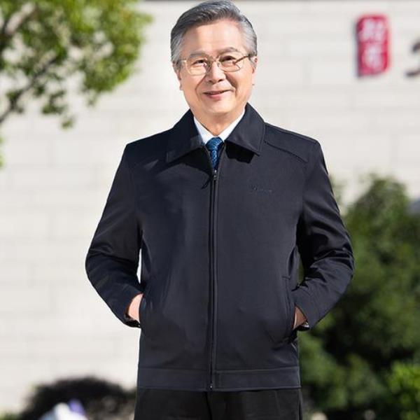 七十岁左右的男人适合戴什么