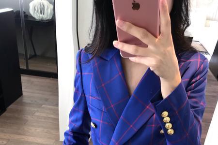 宝蓝色小西装配什么裤子好看