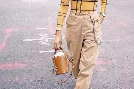 棕咖色上衣配什么颜色裤子