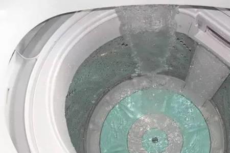 洗衣机水跑到甩干桶是怎么回事