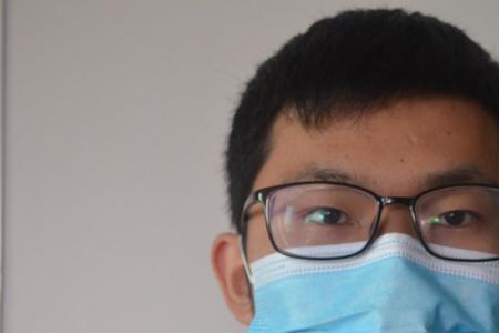 近视眼镜冬天戴口罩起雾正常吗