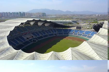 安庆体育中心体育场有顶棚吗
