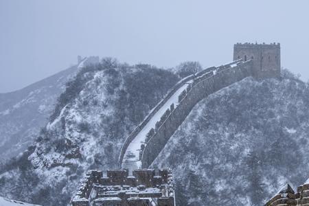 北国风光，绽雪花千里的下联