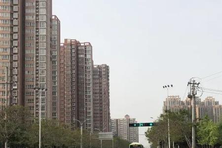 十字路口有一边没有红绿灯