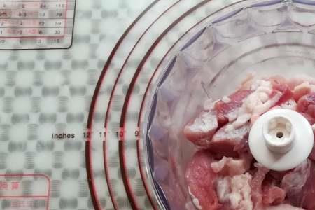 猪肉炼完油后的碎肉怎么吃好吃