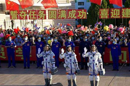 神舟十五号载人飞船航天员