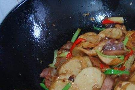 腊肉炒葱果做法
