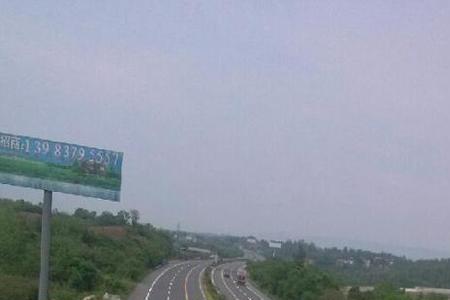 高速公路上黄色路段怎么回事