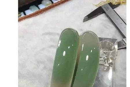 佘太玉原矿手镯戴了可以变绿吗