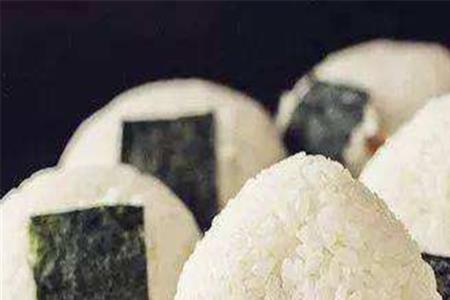 为什么饭团海苔在塑料夹层里