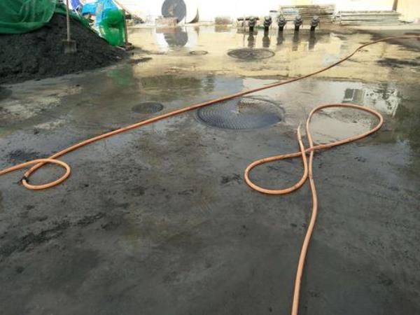 夏天水泥地坪多少时间可以浇水