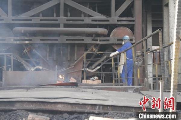 冶炼厂工人上班是做什么