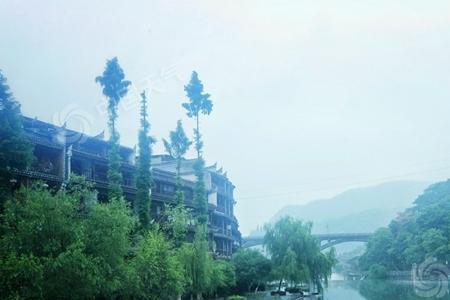 阴雨缠绵意思