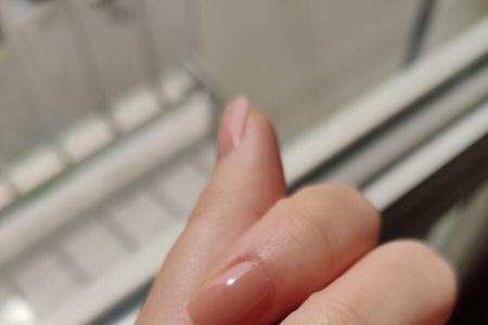 白边油是不是指甲油
