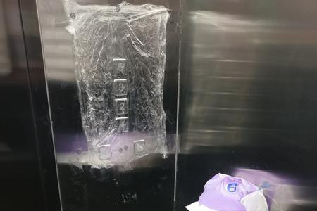 电梯墙上脚印怎么弄