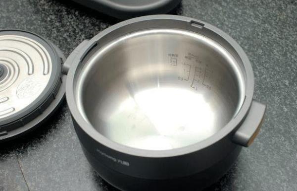 电饭锅涂层起泡还能用吗