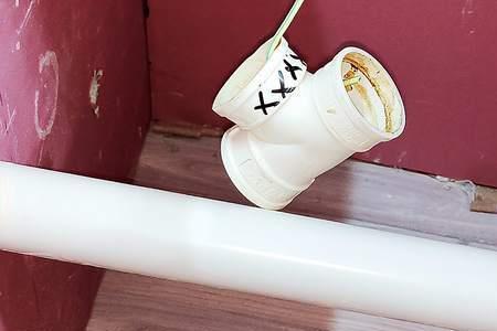 墙里面pvc管破了漏水怎么处理