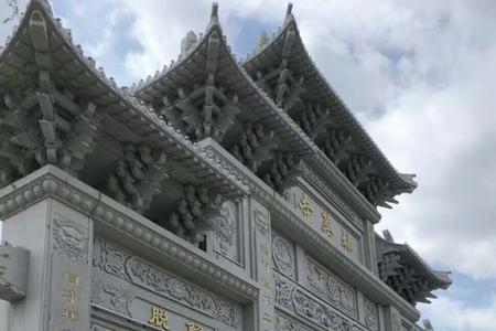 寺庙门前高大的石门叫什么