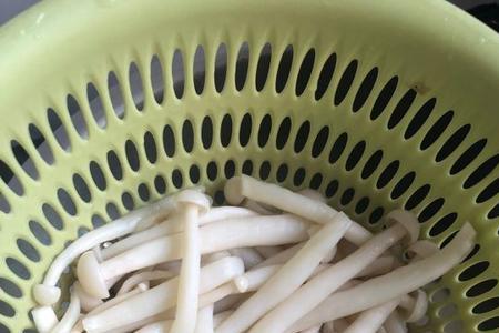 海鲜菇炒之前用焯水吗