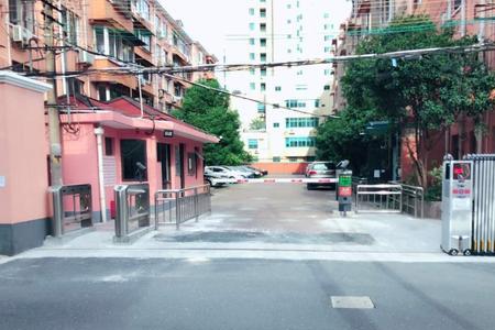 挡住小区出入口违反什么规定