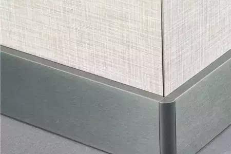 奶灰色木地板搭配什么踢脚线
