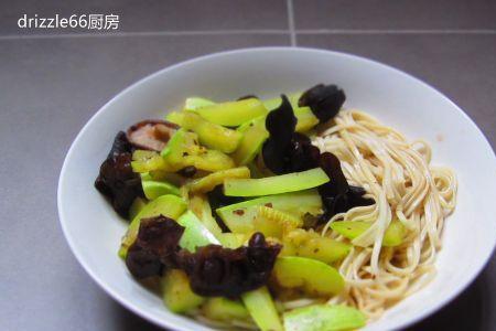 一碗菜拌面热量