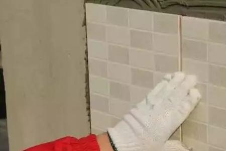 瓷砖里面加什么