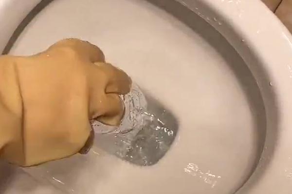 卫生间厕所堵了怎么快速疏通