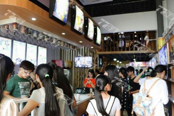 如何吸引学生进店消费