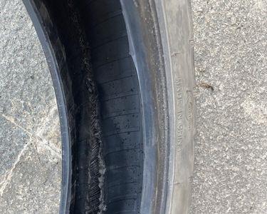 电动车轮胎冒出液体