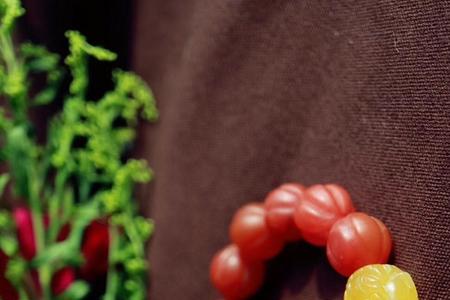 南红和蜜蜡哪个值得盘玩