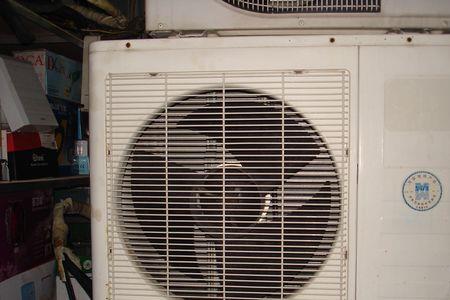 空调外机嗡嗡响扔磁铁有用么