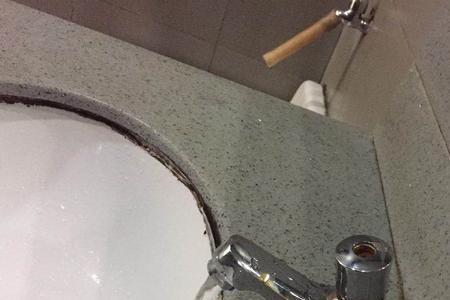 水龙头被腐蚀出现小洞漏水