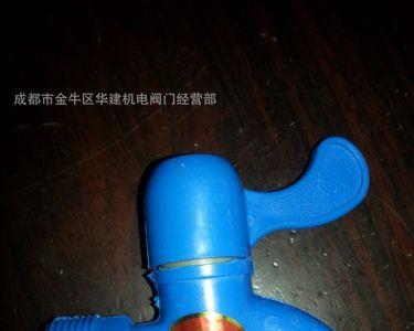 塑料水龙头接头坏了怎么弄出来