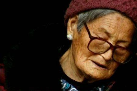 拉住妈妈的手的原唱