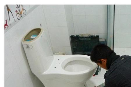 马桶冲水时地面漏水
