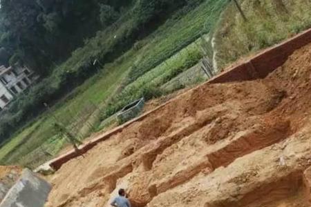 相邻两边都有房子怎么挖地基