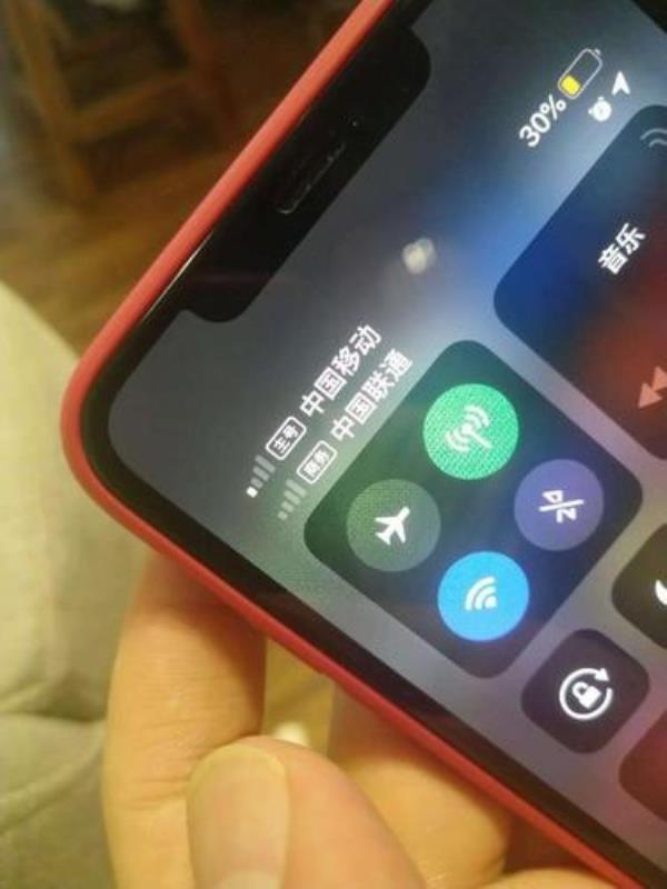苹果双卡槽哪个信号好