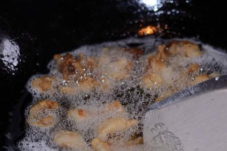 烧猪油的时候锅里起火了怎么办