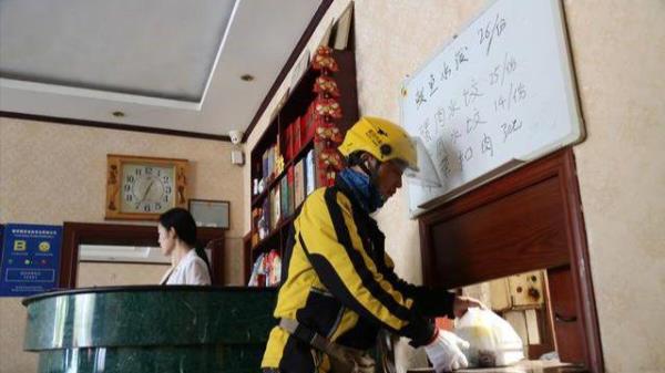 骑手撒餐了商家要给顾客赔偿吗