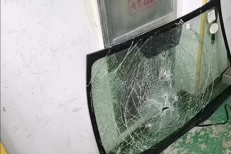 斗山前挡风玻璃框架怎么拆下来