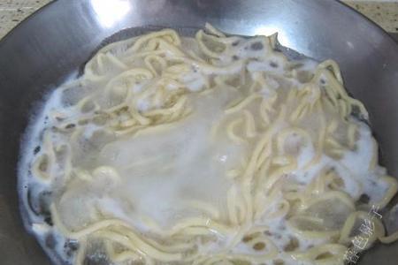 手擀面煮面有一股酸味