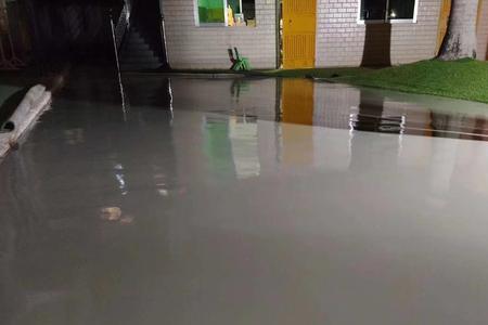 自流平水泥炒沙子吗