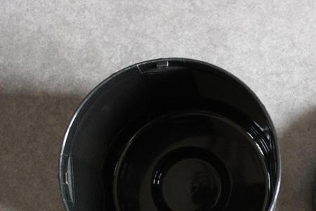不锈钢饭盒掉黑色正常吗